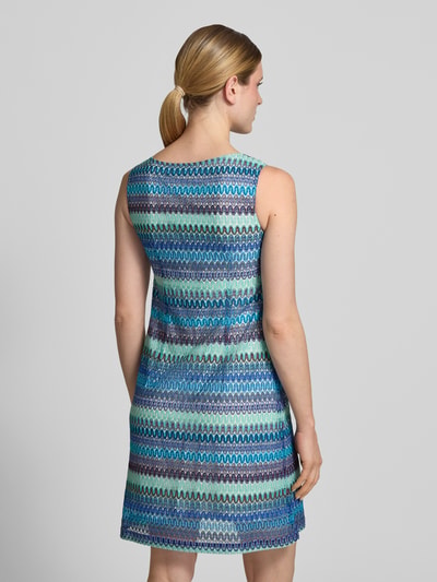 Frauenmodel trägt Knielanges Kleid mit Strukturmuster von Betty Barclay im Material-Mix mit Stretch-Anteil, Ganzkörperansicht Rückansicht.