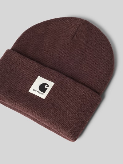 Produktfoto, Beanie mit Label-Patch Modell 'ASHLEY' von Carhartt Work In Progress in Braun mit breitem Umschlag und Strick-Optik.