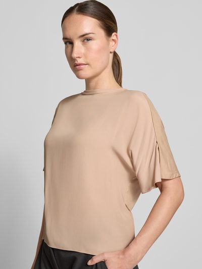 Frauenmodel trägt Loose Fit Bluse mit Seide-Anteil von Luisa Cerano in Beige, Acetat-Seide-Mix, Rundhalsausschnitt, halbärmelig, Nahaufnahme Oberkörper.