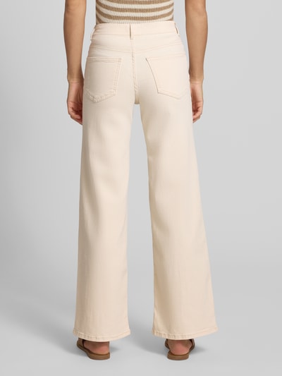 Frauenmodel trägt Wide Leg Jeans aus Baumwoll-Mix Modell 'MADISON' von Only in Optik: Unifarben, Passform: Wide-Leg, High-Waist-Stil, Label-Patch, 5-Pocket-Design, Materialverarbeitung: Denim; Ganzkörperansicht Rückansicht.