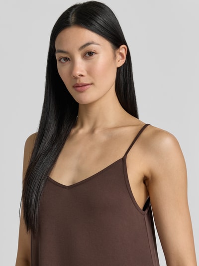 Frauenmodel trägt Midikleid aus Modal-Mix mit Spaghettiträgern von Jake*s Casual, V-Ausschnitt, braun, glatte Textur, Nahaufnahme Oberkörper.