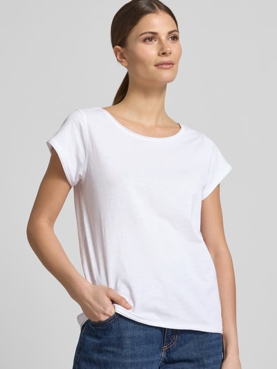 Kobiece model nosi T-Shirt mit Rundhalsausschnitt od Christian Berg Woman z bawełny, krój regular fit, zrolowany brzeg, długość tyłu 61 cm, z przodu ujęcie zbliżeniowe na górną część ciała.