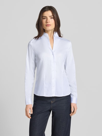 Vrouwenmodel draagt Hemdbluse mit Stehkragen und Sportmanschetten van Christian Berg Woman, katoenmix met stretch, rechte fit, lichtblauw, zichtbare knoopsluiting en sportmanchetten, frontale full-body opname.