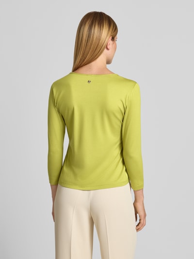Frauenmodel trägt Longsleeve mit 3/4-Arm Modell 'Tamina' von JOOP! in Hellgrün, glatte Viskose-Elasthan-Oberfläche, Ganzkörperansicht Rückansicht. Damen Longsleeve von JOOP!, Regular Fit, Rundhalsausschnitt, Rückenlänge bei Größe 36: 54 cm.