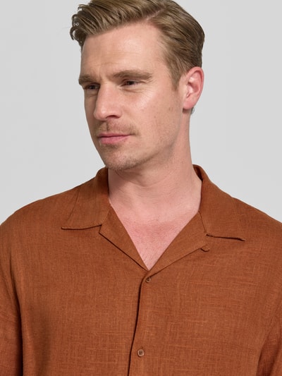 Męski model nosi Regular Fit Freizeithemd mit Reverskragen Modell 'Honolulu' od Antony Morato, mieszanka bawełny, kołnierz z połami, krótki rękaw, listwa guzikowa, kolor rdzawy, tekstura lekko melanżowa, długość tyłu w rozmiarze 50: 80 cm, szerokość w rozmiarze 50: 47 cm, długość rękawów w rozmiarze 50: 67 cm, zbliżenie na górną część ciała