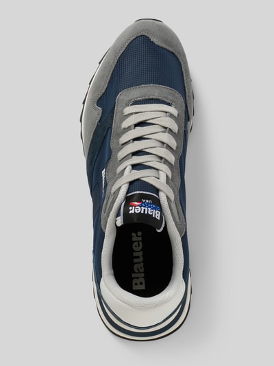 Produktfoto, Sneaker mit Schnürverschluss Modell 'RYDER' von Blauer USA, Blau-Grau, Material-Mix, abgerundete Spitze, strukturierte Sohle, Label-Detail, Größe 44, Absatzhöhe 4 cm, Schafthöhe 10 cm, Schaftweite 8 cm.