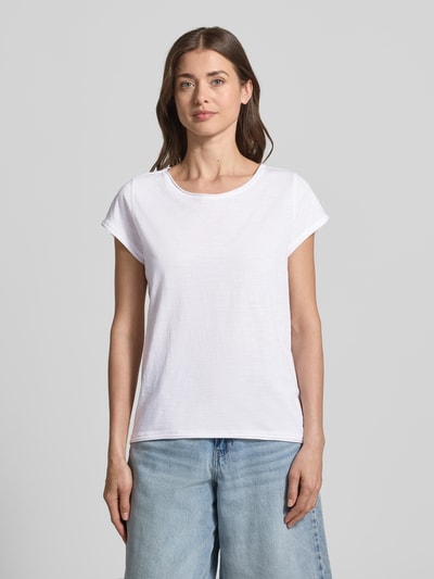 Frauenmodel trägt Regular Fit T-Shirt aus Baumwoll-Flammgarn von s.Oliver RED LABEL, weiß, melierte Optik, Rundhals, kurzarm, Ganzkörperansicht von vorne.