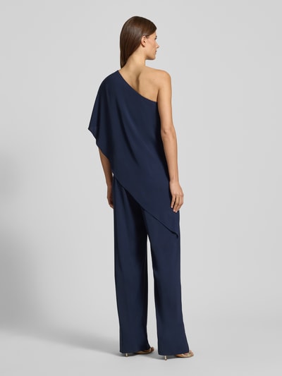 Vrouwenmodel draagt donkerblauwe Jumpsuit met Cape model 'April' van Lauren Ralph Lauren, rechte snit, rugaanzicht.