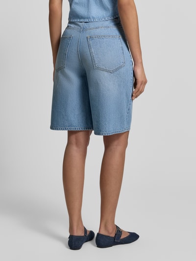 Frauenmodel trägt Bermudas in Denim-Optik von JAKE*S STUDIO WOMAN, 5-Pocket-Design, blaue Struktur, lockerer Schnitt, Ganzkörperansicht Rückansicht.