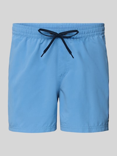 Produktfoto, hellblaue Regular Fit Badehose mit Logo-Patch Modell 'Everyday' von Quiksilver, elastischer Bund mit Tunnelzug, Herren