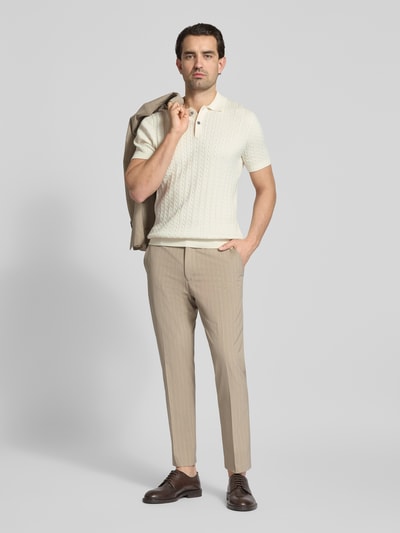 Männermodel trägt Slim Fit Poloshirt in Strick-Optik von Christian Berg Men in Creme, reine Baumwolle, Polokragen, Ganzkörperansicht von vorne