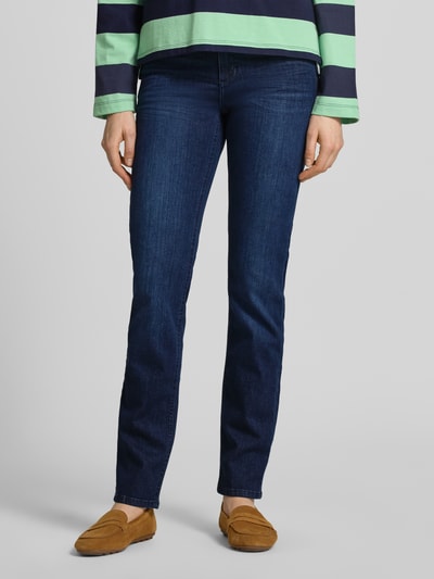 Vrouwenmodel draagt Slim Fit Jeans im 5-Pocket-Design Modell 'CICI' van Angels, katoenmix met stretch, donkerblauw, nette textuur, slim fit, model 'CICI', 5-pocketmodel, knoop- en ritssluiting, bandwijdte maat 36/32: 37 cm, binnenbeenlengte: 82 cm, detailopname onderlichaam, vooraanzicht.