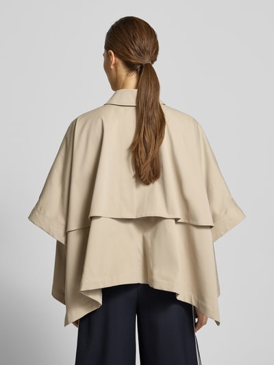 Frauenmodel trägt Relaxed Fit Jacke im kurzärmeligem Design von comma in Beige mit Umlegekragen und doppelter Knopfleiste, Ganzkörperansicht Rückansicht.