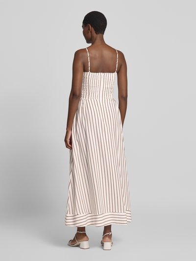 Vrouwenmodel draagt gestreepte midi-jurk uit mix van lyocell en linnen, getailleerde pasvorm, geplooid, Model 'Tanya' van Forever New, geheel achteraanzicht. Dames midi-jurk van Forever New, lyocellmix met linnen, getailleerde pasvorm, geplooide details, spaghettibandjes, ruglengte maat 36: 118 cm, borstwijdte maat 36: 38 cm.