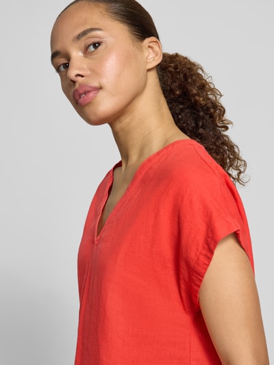 Frauenmodel trägt Damen Blusenshirt aus Leinen-Viskose-Mix Modell 'INA' von Soyaconcept in kräftigem Rot, glatte Struktur, Nahaufnahme Oberkörper. Rückenlänge bei Größe S: 61 cm, Ärmellänge bei Größe S: 20 cm, gerader Schnitt, V-Ausschnitt, Kappärmel.
