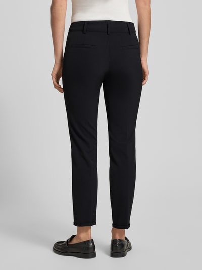 Vrouwenmodel draagt zwarte Hose mit Paspeltaschen am Gesäß Modell 'RENIRA' van Cambio, materiaal-mix met stretch, verkorte pasvorm, detailopname rugaanzicht.