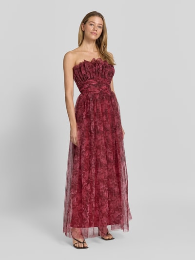 Vrouwenmodel draagt Maxikleid im Off-Shoulder-Look van Lace & Beads, tule, A-lijn, tailleband, smokdetails, vooraanzicht, geheel lichaam.