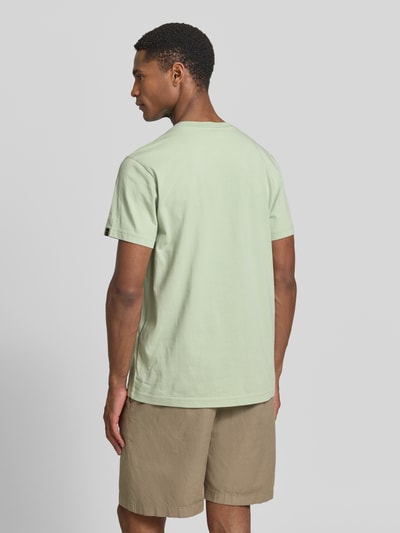 Männermodel trägt T-Shirt mit Label-Print und Rundhalsausschnitt von PME Legend aus Reine Baumwolle, Regular-Fit, Rückenlänge 70 cm, Ganzkörperansicht Rückansicht.