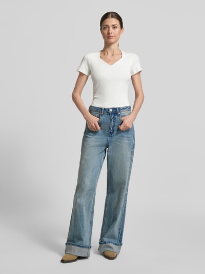 Vrouwenmodel draagt T-shirt met V-hals van More & More, mix van katoen en elastaan, aansluitende pasvorm, met korte mouwen, ruglengte maat 36: 57 cm, wit, hele lichaamsfoto voorkant.