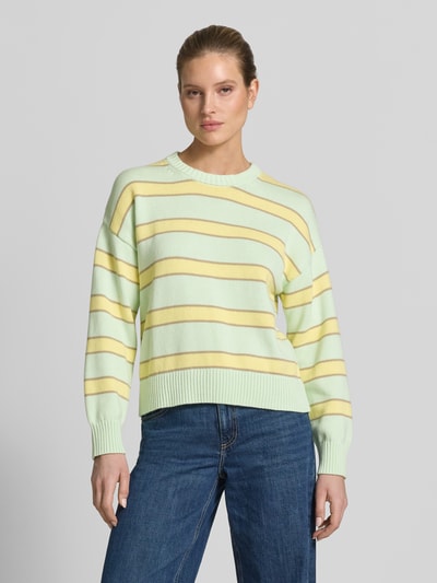 Kobiece model nosi sweter z dzianiny z okrągłym dekoltem od GAP, bawełna, krój regular fit, wzór na całej powierzchni, zdjęcie całej sylwetki z przodu.