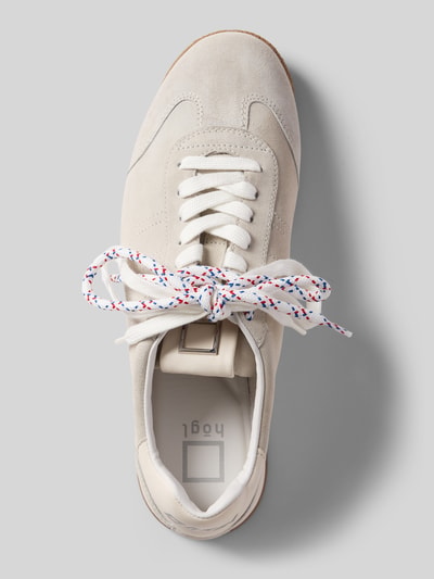 Produktfoto, Sneaker aus Leder mit Schnürung von Högl in Beige, abgerundete Spitze, Gummisohle, flacher 1 cm Absatz, Struktur glatt und Velours, bei Größe 39 Schafthöhe 8 cm, Schaftweite 9 cm, bunte Schnürsenkel auf hellgrauem Hintergrund.