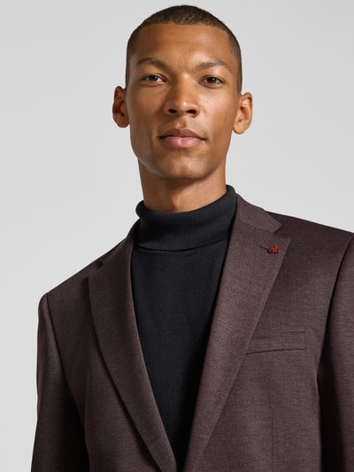 Männermodel trägt Slim Fit Anzug mit Stretch-Anteil von ROY ROBSON, dunkles Braun, samtige Textur, Nahaufnahme Oberkörper.