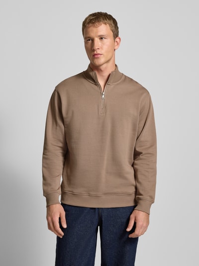 Männermodel trägt Regular Fit Troyer aus reiner Baumwolle von Marc O'Polo Denim, Optik: Unifarben, Sweat, Ganzkörperansicht von vorne.
