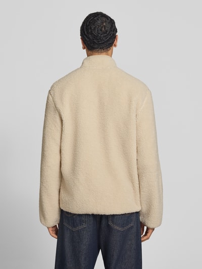 Männermodel trägt cremefarbene Regular Fit Teddy- / Webpelzjacke mit Brustleistentaschen von Marc O'Polo DENIM, Ganzkörperansicht Rückansicht.