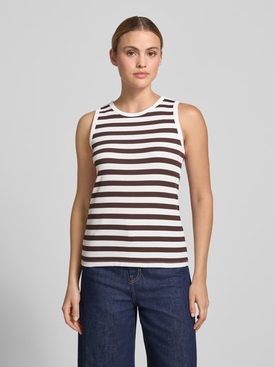 Frauenmodel trägt Slim Fit Top mit Rundhalsausschnitt Modell 'Effy' von FREE/QUENT im braun-weiß gestreiften, elastischen Baumwoll-Mix, Nahaufnahme Oberkörper.