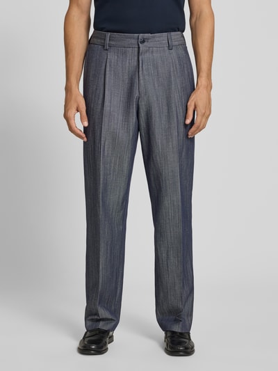Męski model nosi Modern Fit Anzughose aus Schurwoll-Leinen-Mix Modell 'FLIPS251X' od HUGO, melanż, kieszenie boczne, długość regular, splot twill, widok całej sylwetki z przodu.