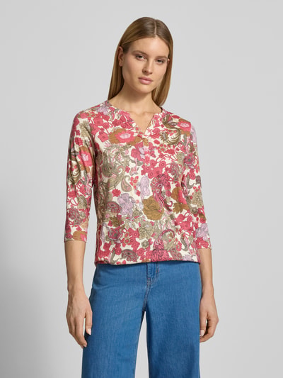 Frauenmodel trägt Regular Fit Bluse aus Viskose-Mix Modell 'Felicity' von Soyaconcept, floraler Allover-Print, Halbarm, Tunika-Ausschnitt, Ganzkörperansicht von vorne.