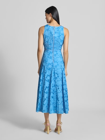Frauenmodel trägt Midikleid aus reiner Viskose Modell 'Lee' von Ted Baker, florales Muster in Blau, taillierte Passform, Ganzkörperansicht Rückansicht.