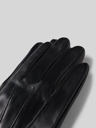 Produktfoto, schwarze Handschuhe aus echtem Leder mit kurzem Seitenschlitz, eingefassten Abschlüssen, glatte Textur, EEM Handschuhe aus echtem Leder mit kurzem Seitenschlitz