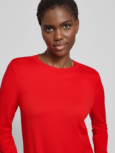 Kobiece model prezentuje Sweter z dzianiny z mieszanki wiskozy od Betty Barclay, krój regular fit, prążkowane wykończenia, okrągły dekolt, intensywnie czerwony, gładka tekstura, Nahaufnahme Oberkörper.