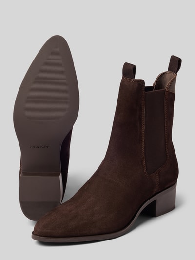 Produktfoto, braune Stiefeletten aus echtem Rindsleder Modell 'St Broomly' von GANT, glatte Oberfläche, leicht spitze Form, Damen Stiefeletten von GANT