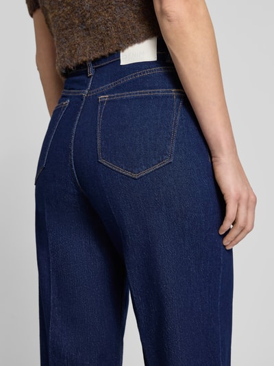 Kobiece modelka nosi Regular Fit Wide Leg Jeans aus Baumwoll-Mix od Tom Tailor Denim, ciemnoniebieski denim, wysoka talia, detal z tyłu, ujęcie z tyłu.