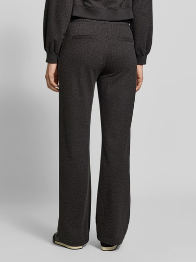 Vrouwenmodel draagt Wide Leg Sweatpants uit katoenmix van Juvia, zwarte kleur, steekzakken, los model, band met tunnelkoord, geheelachteraanzicht.