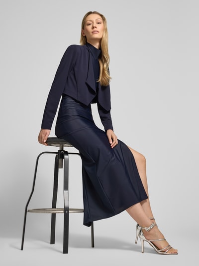 Frauenmodel trägt Regular Fit Jacke mit Wasserfallkragen von Zero in Dunkelblau, elastischer Material-Mix, Cropped Fit, Nahaufnahme Oberkörper.