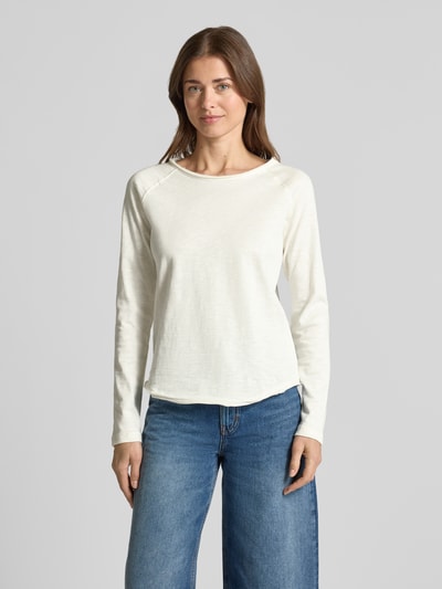 Modelka nosi Longsleeve mit Rundhalsausschnitt und Rollsaum od Smith and Soul, bawełna, krój regular fit, okrągły dekolt, zrolowany brzeg, długość tyłu w rozmiarze S: 56 cm, jasny, gładki materiał, widok całej sylwetki z przodu.