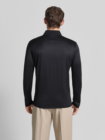 Männermodel trägt Slim Fit Poloshirt aus Lyocell-Mix von Emporio Armani, schwarze Farbe, glatte Textur, Ganzkörperansicht Rückansicht.