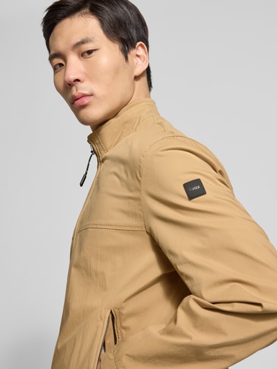 Männermodel trägt Jacke mit Stehkragen Modell 'Calvin' von Brax aus katoenmix met stretch, recht model, ritszakken, ritssluiting, detailaufnahme van bovenlichaam
