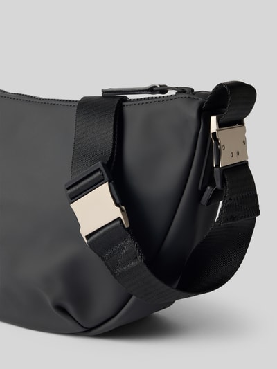 Produktfoto, schwarze Handtasche mit verstellbarem Schulterriemen Modell 'Valeria' von RAINS, glatte Oberfläche, Detailaufnahme, Hauptfach mit Reißverschluss, Größe: 33x20x10 cm, Schulterriemenlänge 91 cm
