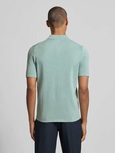 Männermodel trägt Regular Fit Poloshirt aus reiner Baumwolle von Marc O'Polo, efekt: jednolity kolor, krój regular fit, wyhaftowane logo, kołnierzyk polo, krótki rękaw, zakończenie rękawów zrolowany brzeg, wykończenie materiału: dzianina, materiał: bawełna, całkowity widok z tyłu