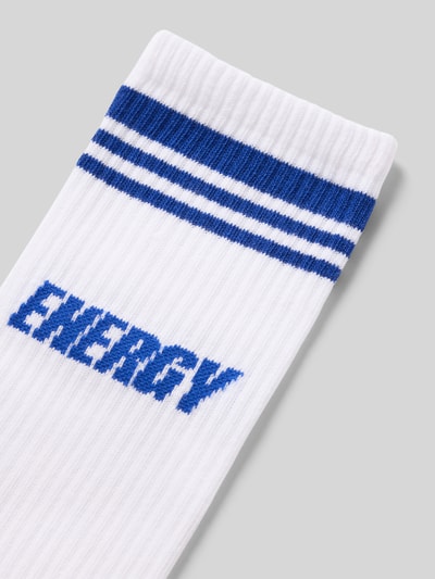 Produktfoto, Socken aus Baumwoll-Mix Modell 'ENERGY' von Happy Socks, weiß mit blauen Streifen und ENERGY-Schriftzug, gerippte Textur, Label-Detail.