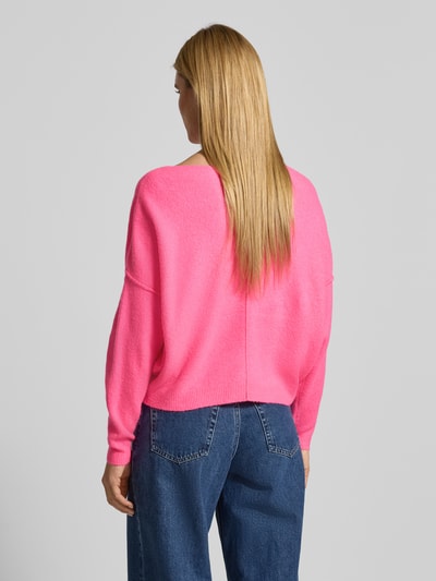 Männermodel trägt Oversized Strickpullover mit U-Boot-Ausschnitt Modell 'DAMSVILLE' von American Vintage, leuchtend pink, lockerer Material-Mix, gerippte Abschlüsse, Jeans, Ganzkörperansicht Rückansicht
