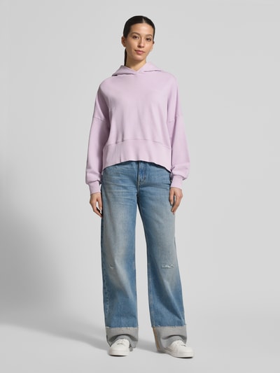 Frauenmodel trägt Relaxed Fit Hoodie aus reiner Baumwolle von Marc O'Polo, Optik: Unifarben, Passform: Relaxed-Fit, Label-Print, überschnittene Schultern, Kapuze, Langarm, Ärmelabschluss und Rumpfabschluss: gerippt, Materialverarbeitung: Sweat, Ganzkörperansicht von vorne.