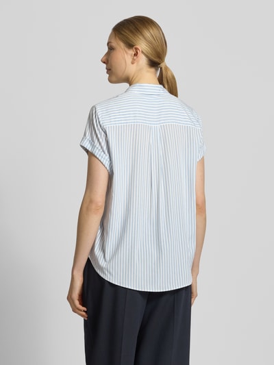 Frauenmodel trägt Regular Fit Bluse aus Viskose-Elasthan-Mix Modell 'MAJAN' von Samsøe Samsøe, weiß-blau gestreift, Ganzkörperansicht Rückansicht.