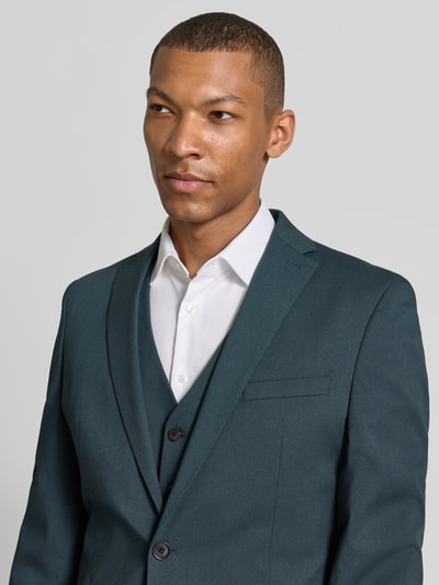 Männermodel trägt Regular Fit Anzugsakko mit Viskose-Anteil von s.Oliver BLACK LABEL, Optik: Unifarben, Nahaufnahme Oberkörper.