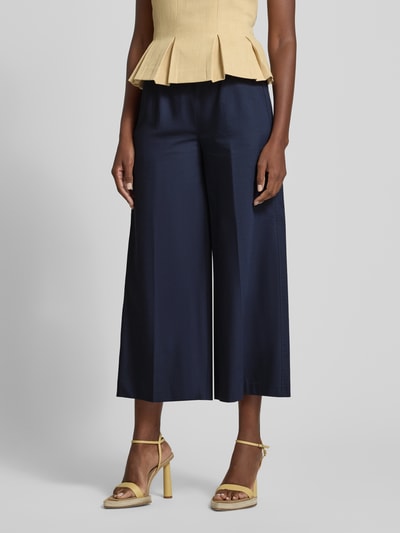 Frauenmodel trägt Culotte mit Eingrifftaschen Modell 'Jenny' von TONI, navy, Baumwoll-Mix, Wide Leg, Bügelfalten, Nahaufnahme Unterkörper vorne.