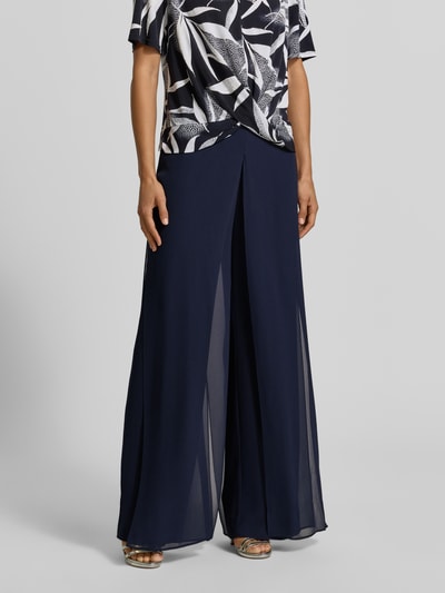 Frauenmodel trägt Regular Fit Weite Hose mit Tüllbesatz von Vera Mont, dunkelblau, fließender Stoff, Ganzkörperansicht von vorne.